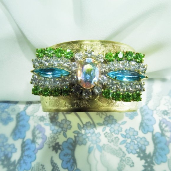 Wide cuff bracelet green, for women, with a nice bow buttons cabochon - Picture 1 of 5